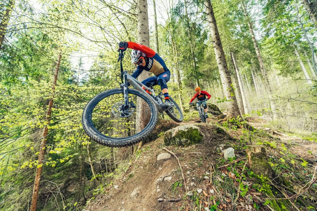 Das Specialized Kenevo SL und das Rotwild R.E375 sind die neuesten Sterne am Himmel der Light-E-MTBs. Viel Federweg, abfahrtslastige Geometrie und unter 20 Kilo Gewicht. Dicke Muckis und Mini-Motor also ‑ geht das Konzept auf?