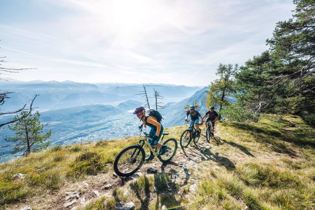 Bergauf stark, im Singletrail souverän – ihr ausgewogener Charakter macht moderne Trailbikes  zu den Lieblingen unserer Leserschaft. Ob die Modelle der 3000-Euro-Klasse ihr Allround-Versprechen halten können, klärt unser Test.
