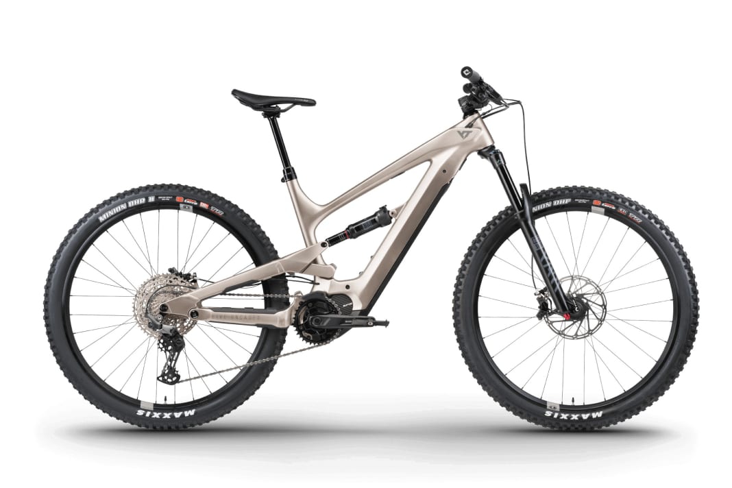 Das Decoy als 29er verfügt über 150/145 Millimeter Federweg und ist für den All-Mountain-Einsatz gedacht. Hier das Einstiegsmodell Core 2 mit Deore-Schaltgruppe und Rockshox Yari für 5299 Euro. Das Topmodell für 6999 Euro kommt mit Fox-Factory-Fahrwerk und XT-Schaltgruppe. Alle Bikes setzen auf Alu-Laufräder von Crankbrothers.