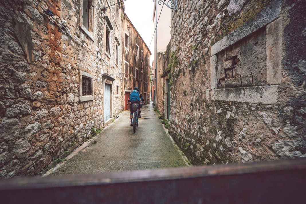 Anyone who has ever spent a beach holiday in Croatia will know it as a backdrop: The Dinaric Mountains stretch along the entire Adriatic coast. Two Canadians followed the white rocky ridges from Rijeka to Split. A nine-day bikepacking adventure with rain, storms and thirst.