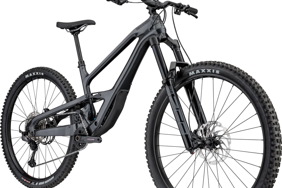 Serienmäßig wird das Jekyll mit dem Maxxis Assegai vorne (29x2,5 Zoll) und dem Maxxis DHR II als Hinterreifen ausgeliefert (29x2,4 Zoll).