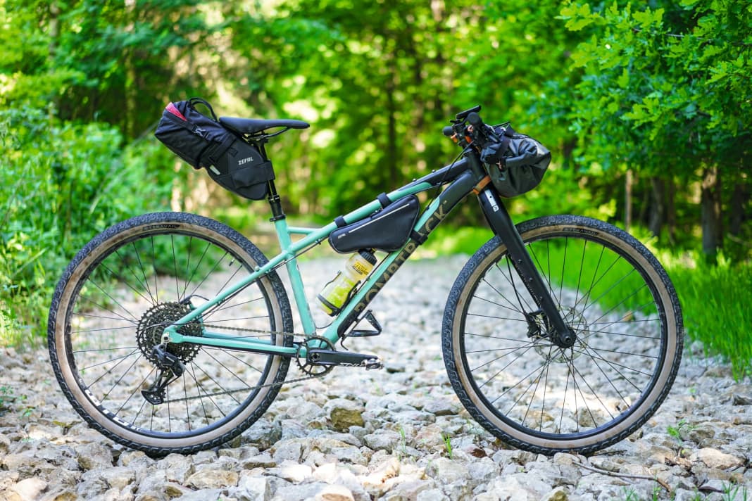 The fact that the aluminium version of the Cale
 aluminium version of the Cale can be a front-runner in ultra-endurance races, as Frenchman Sofiane Sehili demonstrated in his French Divide victory. As standard, the bike is a trail hardtail with a 130 mm fork and chunky Kenda tyres (14.2 kg). The carbon rigid fork and tyre conversion reduce the weight by two kilos.