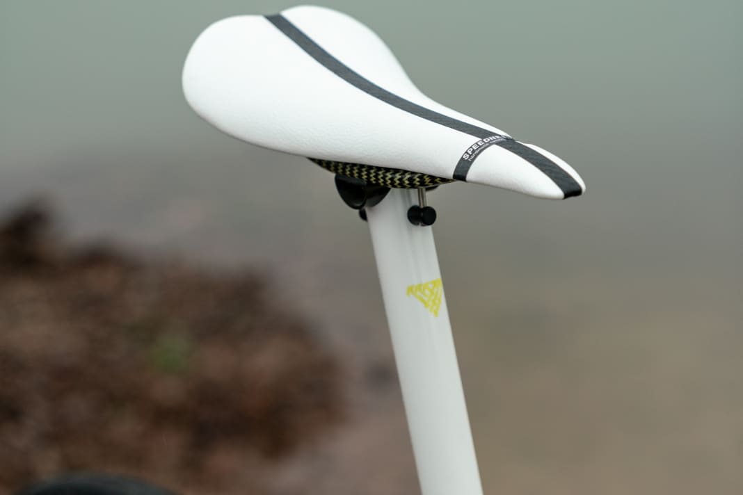As a cool lightweight option, Dangerholm has fitted a customised Schmolke Carbon TLO seatpost with matching Tune Speedneedle Twenty20 saddle to the frame.