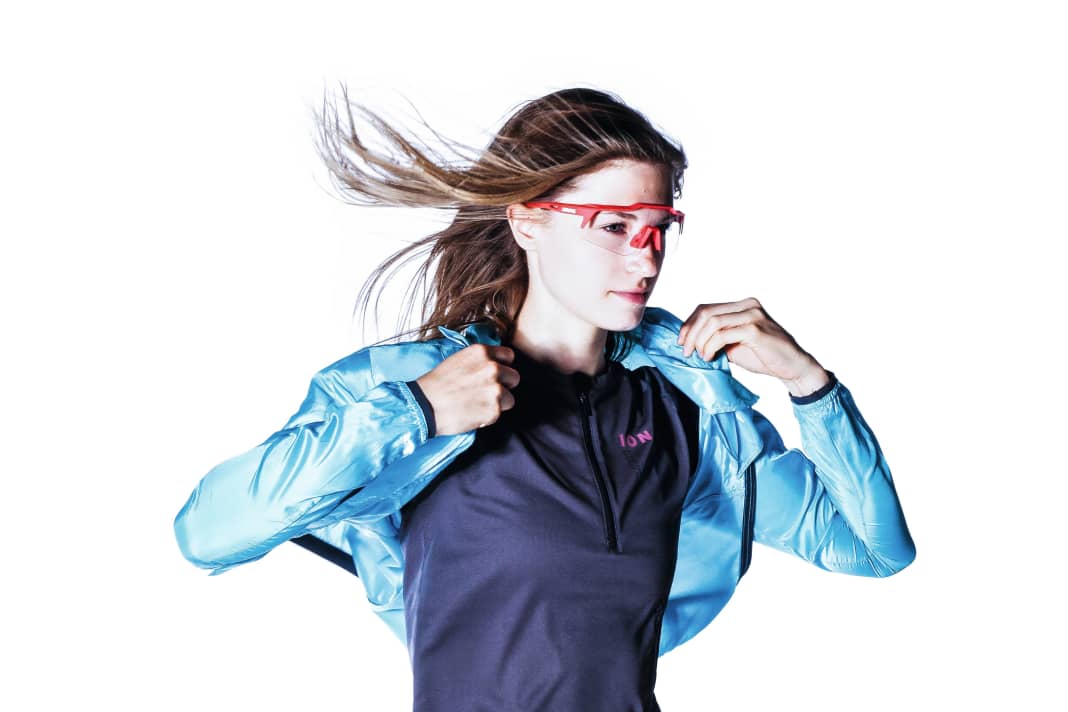 Wind jackets protect bikers from cooling down. However, most of them have little in common with the plastic shells of yesteryear. Minimalist and packable, or fully equipped with a hood - we tested 16 models for bikers.