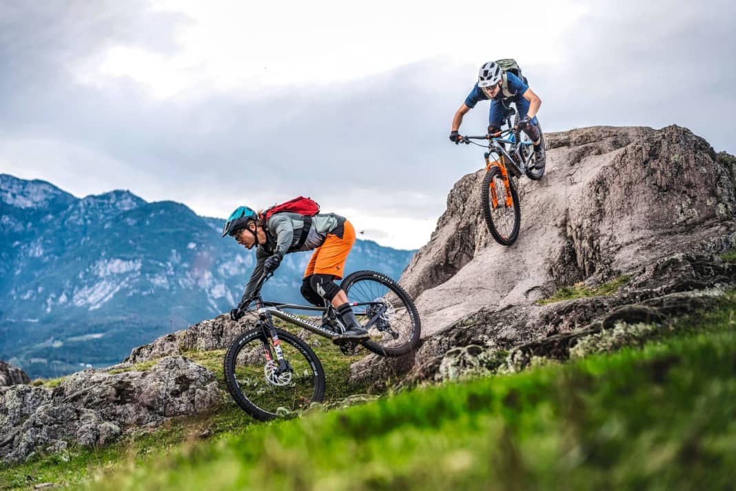 Enduro bikes are sluggish and can only be lifted up the mountain - that's the popular opinion. Far from it. Our test shows: The models around 4000 euros cannot be lumped together. We have analysed their strengths and weaknesses so that you can find the perfect bike for your needs.