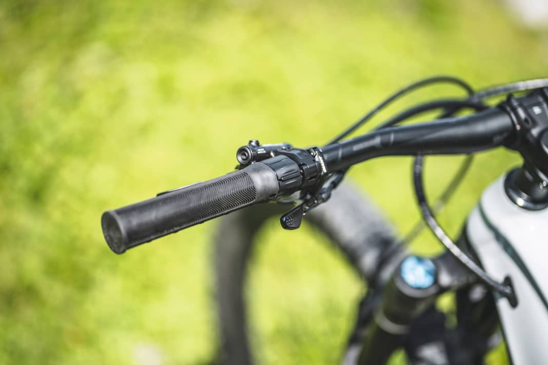 The Ridecontrol Ergo3 control unit nestles very discreetly against the handle, making the cockpit super tidy. Operating the three buttons is intuitive and safe after a short period of familiarisation.