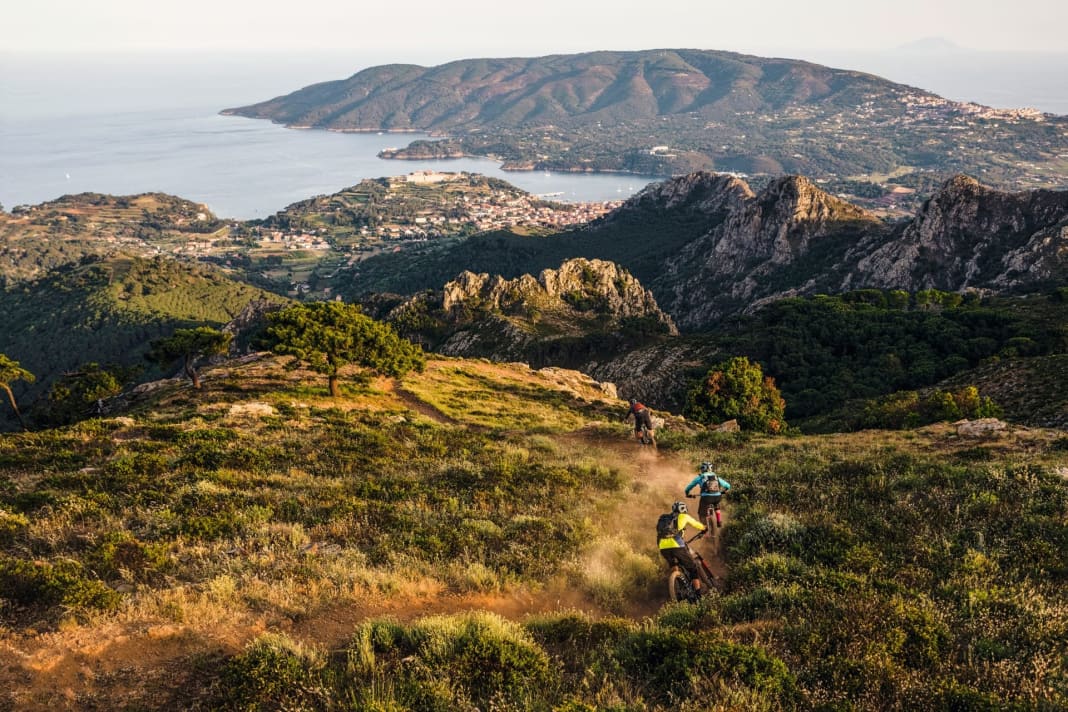 Mountains, trails and bays? You can find them on Lake Garda and in Tuscany too. That's what our author thought and almost succumbed to the temptations along the way on the journey to Elba. Fortunately, he and his gang were able to resist.