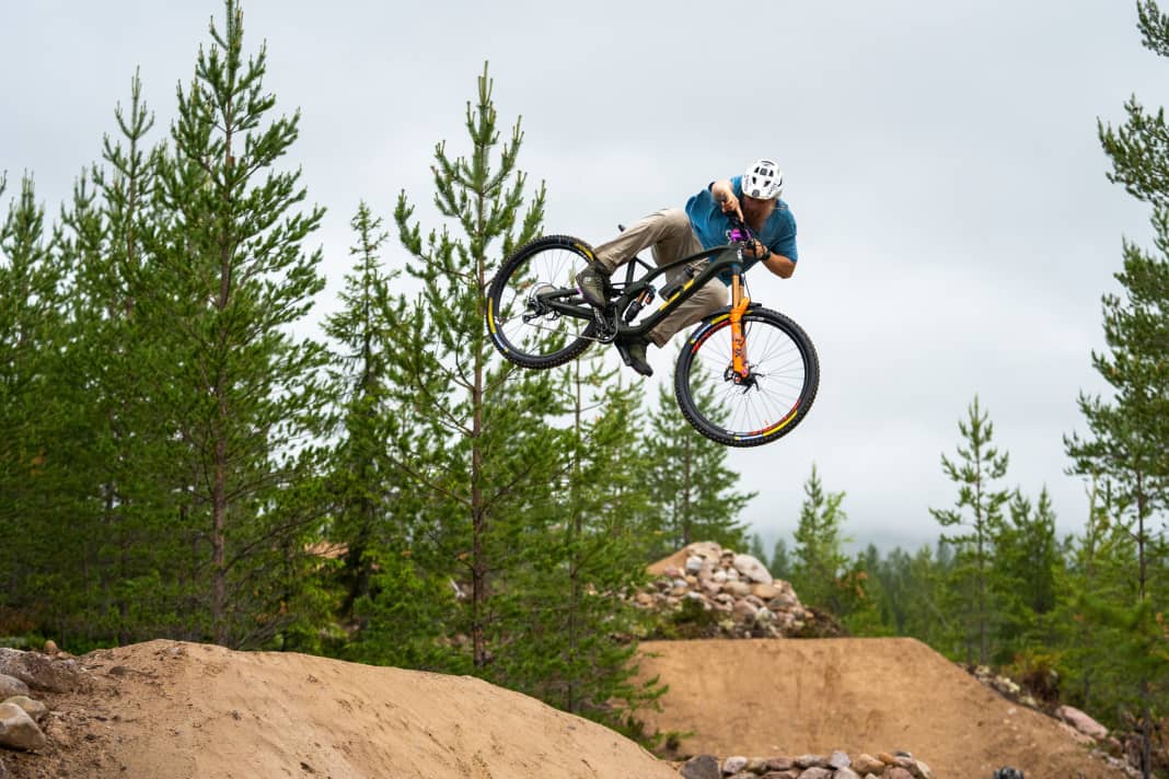Der Norweger Brage Vestavik beim Spielen mit dem neuen Force Carbon.