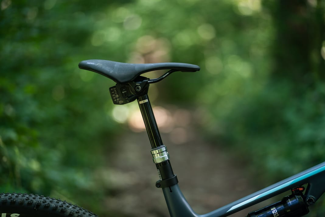 Das Lux Trail CF 8 kommt mit der Rockshox Reverb AXS, der Sattelstützendurchmesser beträgt 30,9 Millimeter.