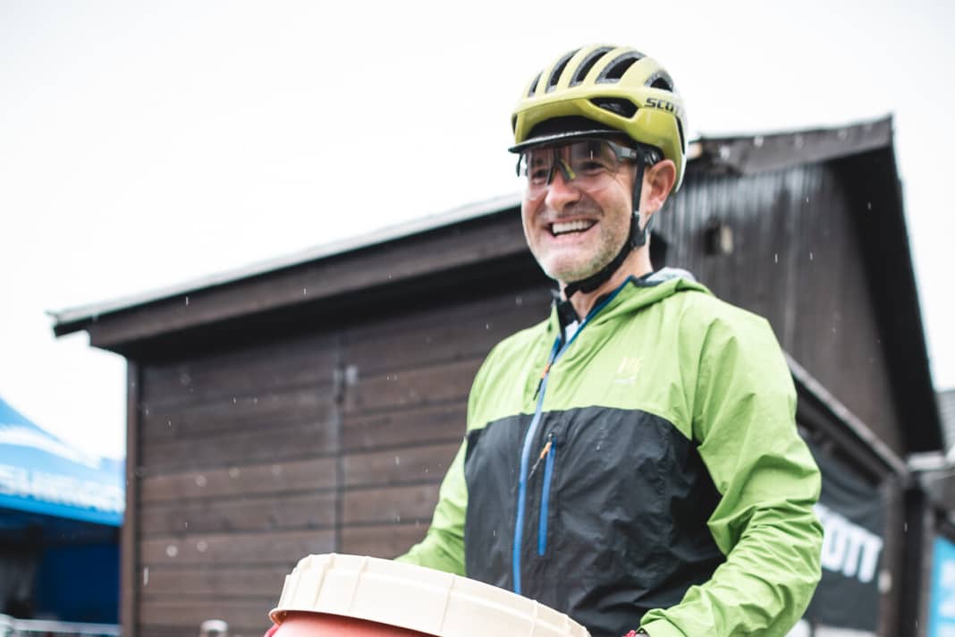 Marathon macht Durst: BIKE-Reporter Henri Lesewitz hilft vor dem Start der Verpflegungs-Crew beim Schleppen der Getränkekübel.