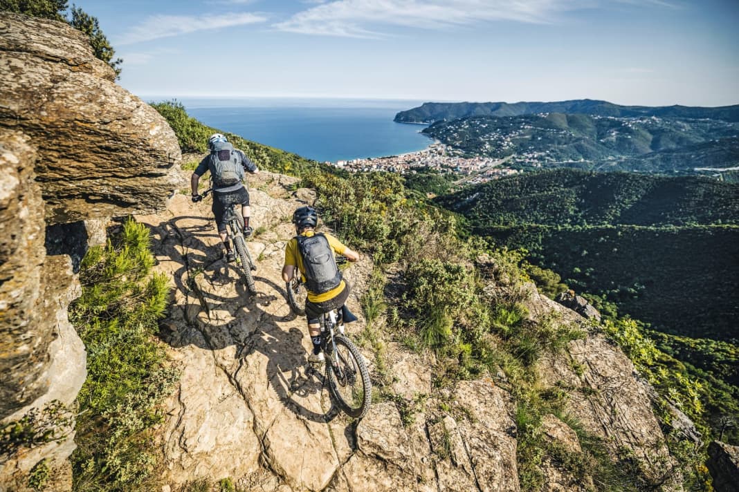 Finale has been one of the biggest bike pilgrimage destinations for years. But while organic bikers mainly head for the trail classics by shuttle, the E-MTB opens up new terrain beyond the beaten track. We checked out three super tours in the rather unknown Finale.