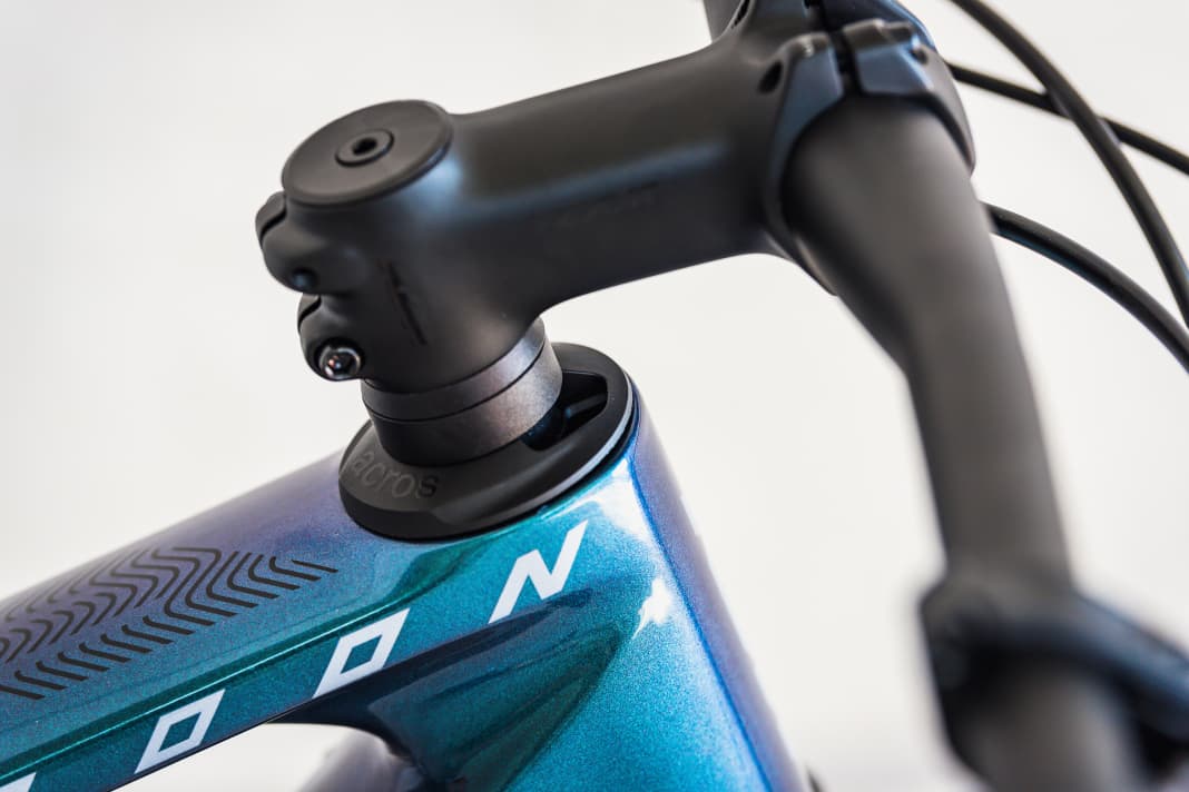 The cables on the new Myroon now run into the frame at the headset. You can't see them here because the bike in the "Prime" configuration uses the new Sram GX AXS and doesn't need any cables. However, if you want, you can easily retrofit a dropper post, for example.