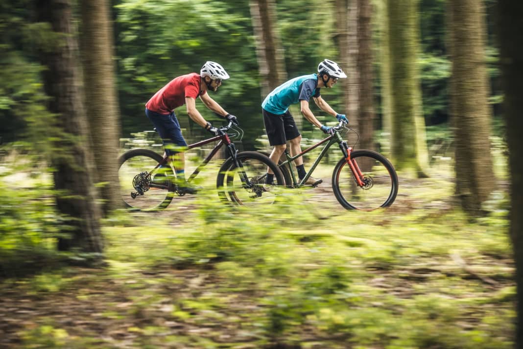Viele Mountainbiker sehen Hardtails nur als preiswerte Einsteiger-Bikes. Ein Irrglaube. Unser Vergleich von sechs unterschiedlichen Konzepten zeigt, wie vielfältig die Bikes mit starrem Heck sind. Doch welches Bike kann rundum überzeugen?