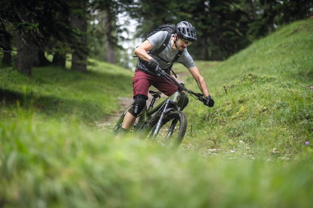 When Bosch presents its innovations, industry giant Cube is not far away. The Upper Palatinate company is presenting four e-MTBs with the smart system. But it's not just the drive on the Stereo Hybrid 140 TM tested for 2022 that is new.