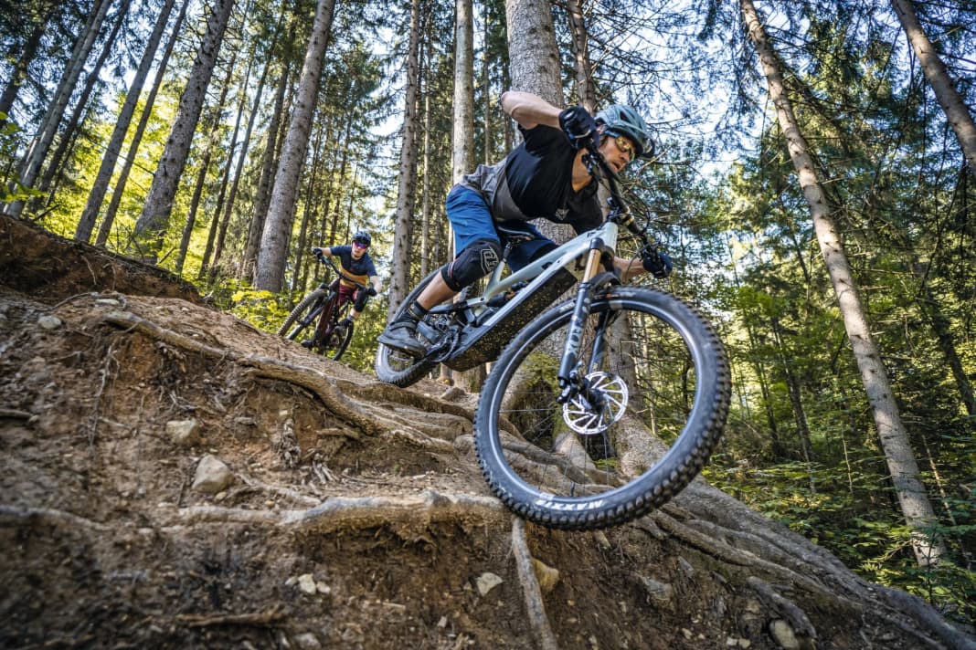 Test winner against test winner. Specialized Levo Expert (rear left) against YT Decoy Core 4 (front right). For our top duel, we invited the most sought-after candidates for trail and downhill-orientated e-bikers. Who will take the E-Enduro crown?