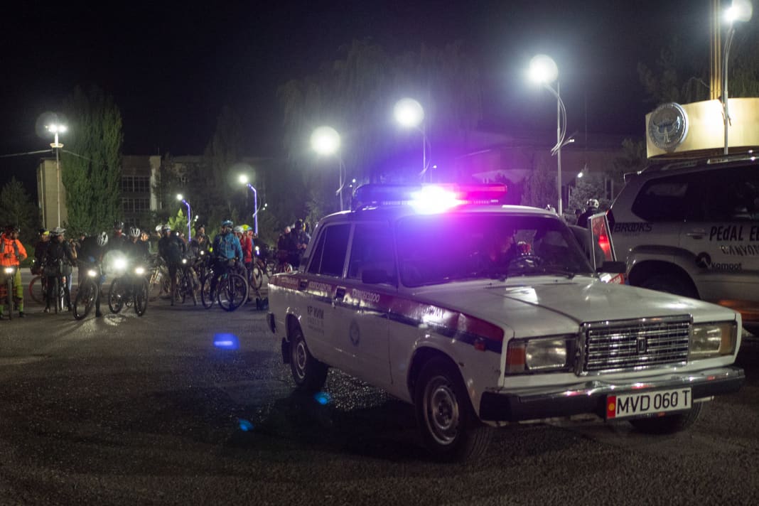 At 4:24 in the morning, the starting signal was given for 97 participants in the small town of Talas, 300 kilometres west of Bishkek. The start was originally planned for 22:00, but the transfer from Bishkek took a little longer.