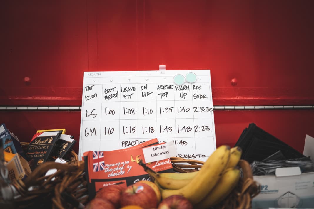 Beim Worldcup dreht sich alles um die Sportler. Damit sich Greg Minnaar und seine Team-Kollege Luca Shaw maximal auf den Wettkampf konzentrieren können, stehen Essen, Snacks und der Zeitplan immer parat.