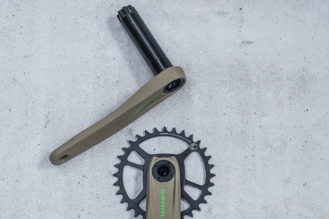 Die Kurbel entstammt dem aktuellen Sram-NX-Eagle-Ensemble und wurde ausgewählt, weil nur bei ihr die Kurbelarme und die verpresste Welle aus derselben Aluminiumlegierung bestehen. So kann das verwendete Material sortenrein recycelt werden. Das verbaute Stahlkettenblatt kostet nur 19 Euro im Handel und wurde montiert, weil seine Haltbarkeit deutlich besser ist als bei den teureren, aber leichteren Aluminiumkettenblättern.