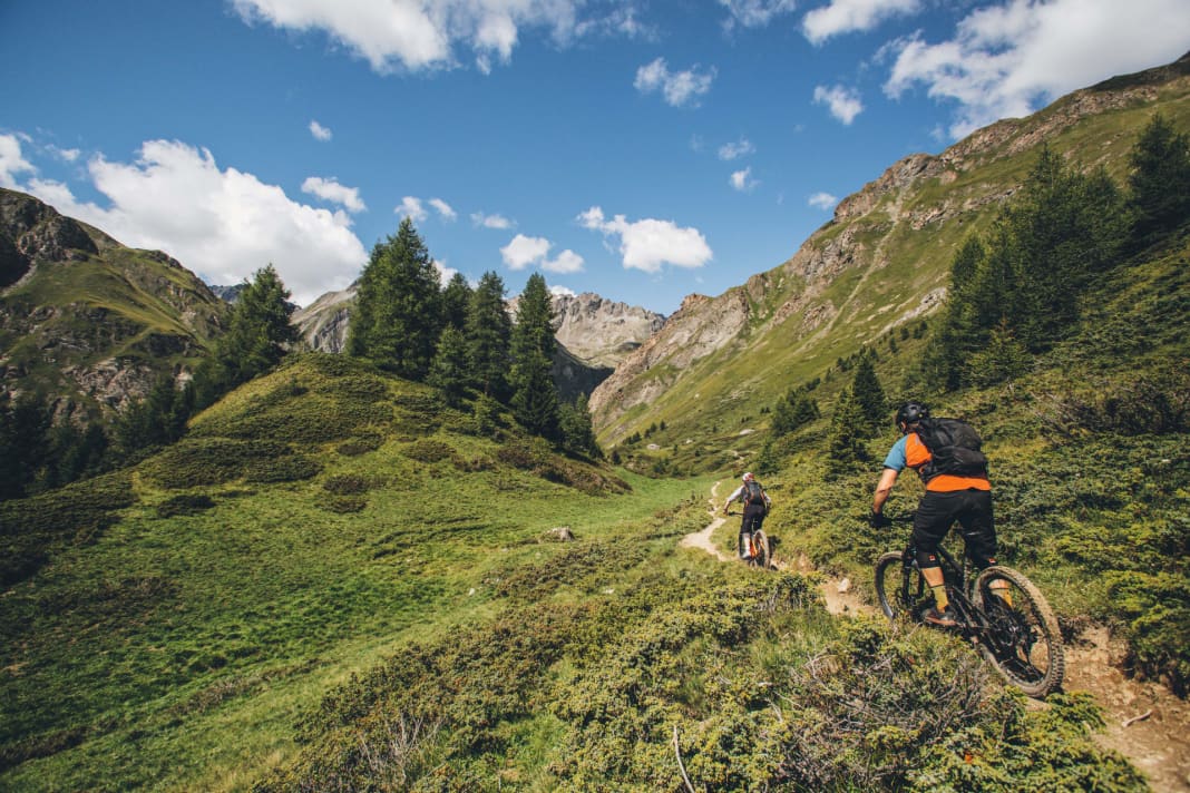 Motta Val Tasna Trail: Despite the use of the cable car, there are still almost 500 metres of real uphill flow on beautiful alpine trails.