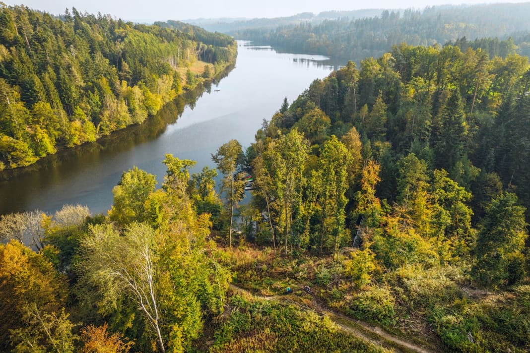 Von slawischen Söldnern einst als Raubroute gewählt, von Wanderern selten begangen: drei Tage auf dem Pandurensteig durch den Bayerischen Wald entlang eines versteckten Felsrückens von Cham bis Passau.