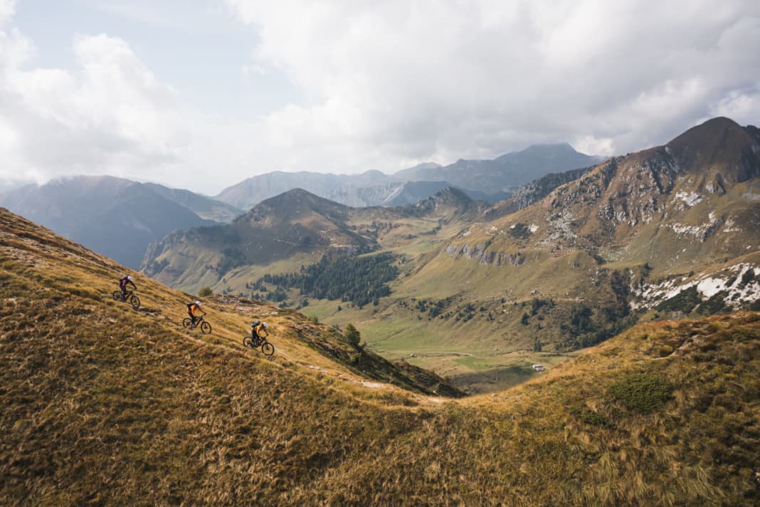 Once the front line, now a dream tour: the circumnavigation of Lake Idro takes you for four days through the solitude and unspoilt nature of an almost forgotten region of Italy.