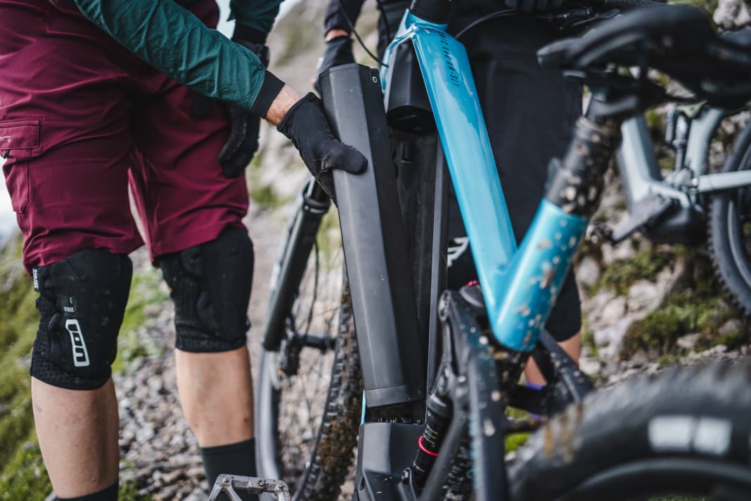 Die Akku-Aufnahme wirkt anfällig. An unserem Testbike war ein Kunststoffteil der Akku-Auf­nahme verbogen, dadurch war der Akku nur noch sehr hakelig einzusetzen und klapperte auf dem Trail. Deshalb: Beim Einsetzen der Batterie unbedingt behutsam und präzise zu Werke gehen.