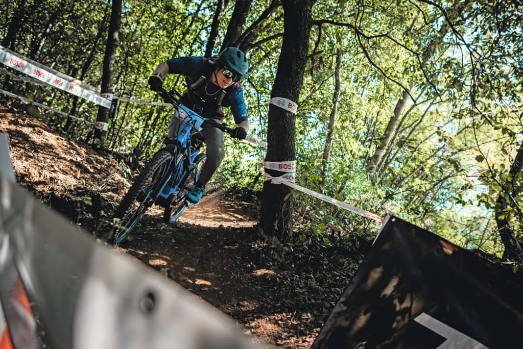 Eine ausgefallene Form der Selbstbestrafung, oder ein aufschlussreiches Experiment? Um zu klären, wie viel Mountainbike tatsächlich in einem Billig-E-MTB vom Discounter steckt, 
wurde das Fischer EM 1862.1 von uns zum Renneinsatz gezwungen.