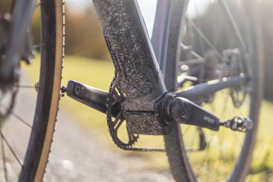 Der neue Fazua Ride 50 Trail – gut zu erkennen an den ausgeprägteren Kühlrippen vor dem Tretlager – ist dank neuer Software noch etwas leistungsfähiger geworden. Und durch eine feinere Verzahnung im Freilauf ist der Leerweg der Kurbel beim Antritt jetzt deutlich kleiner.