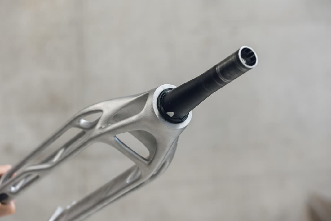 Wir haben mit zahlreichen Herstellern gesprochen, um eine Federgabel für dieses Projekt zu realisieren. Doch das Zusammenspiel von Bauteilen aus unterschiedlichsten Materialien macht die Federgabel zu einem extrem komplexen Produkt. Der Versuch, bestehende
Konzepte nachhaltig umzusetzen, hatte daher wenig Aussicht auf Erfolg. Die verbaute Starr-Gabel wurde ebenfalls von Canyon entwickelt.