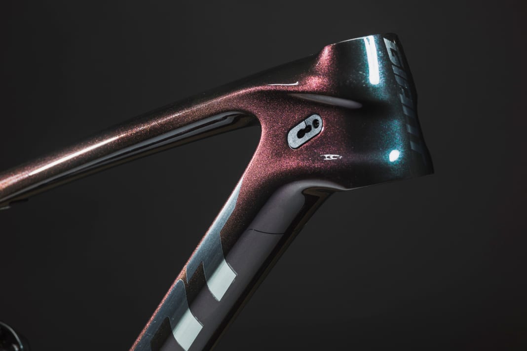 The new design of the cable inlets offers a clean look and clamps cables for the rear derailleur, brakes and dropper post to the head tube.