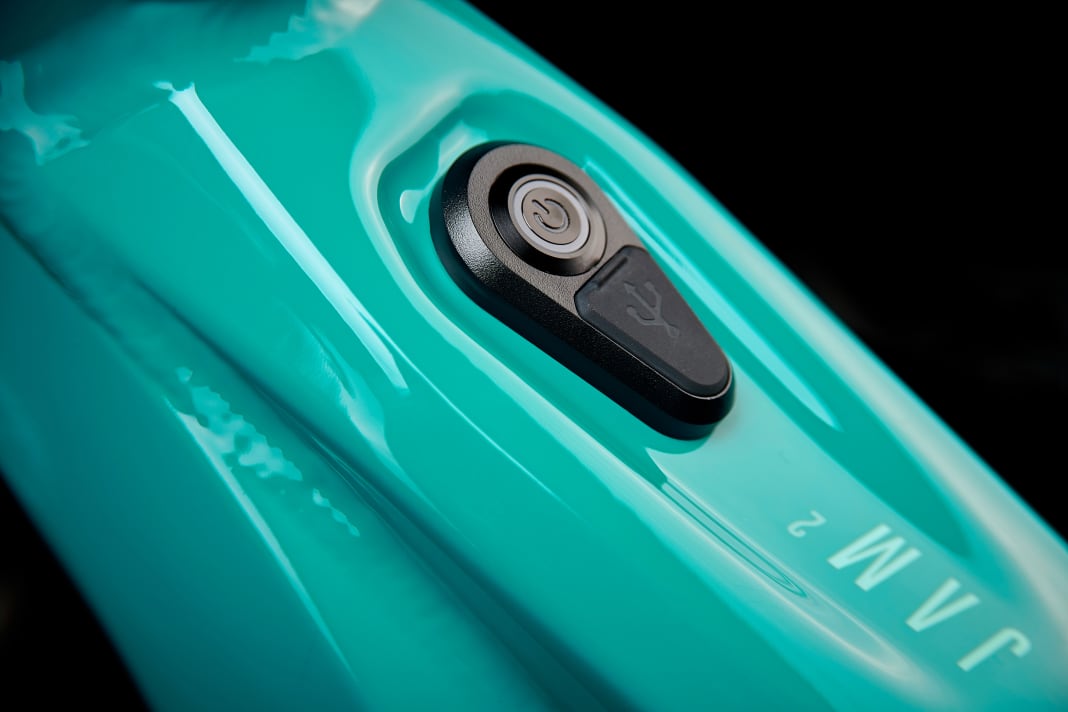 Der USB-Port kann beispielsweise ein Smartphone oder GPS-Gerät während der Fahrt mit Strom aus dem Akku versorgen.