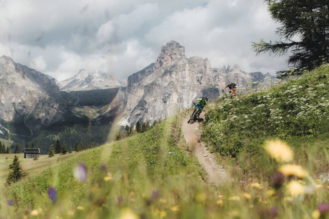 Im Alta Badia (Oberes Gadertal) kurbelt man auf Hochalmen, die von Dolomiten-Giganten umringt sind.