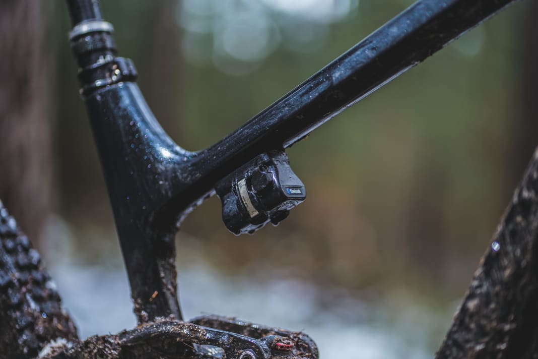There are two buttons on the battery for operating the Live Valve. On and Off as well as the setting button, which is used to select the riding modes. The battery capacity is also displayed. The computer unit is located under the battery. Also on board: a tilt sensor and a sensor that detects whether the bike is in the air.