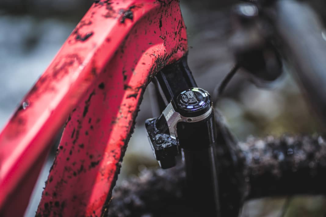 The flight attendant module sits on the damping cartridge of the fork. The system is operated using three buttons. Inside are the sensors and the motor that adjusts the damping.