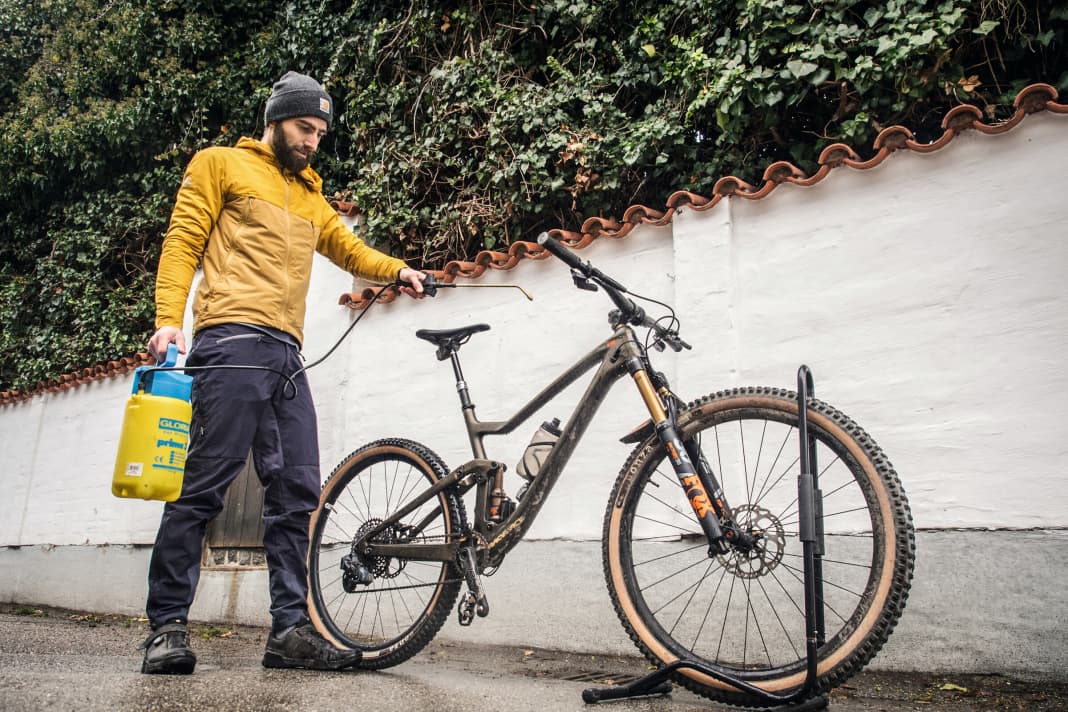 Alternative ohne Akku: Moment mal. Lag da nicht noch dieser Gloria-Drucksprüher im Gartenhäuschen? Mit Fünf-Liter-Tank, Handdruckkartusche und kleiner Düse lassen sich Pflanzen optimal mit Dünger benebeln. Doch taugt der 25-Euro-Kanister auch für die Bike-Reinigung? Die Antwort gibt unser Test.
