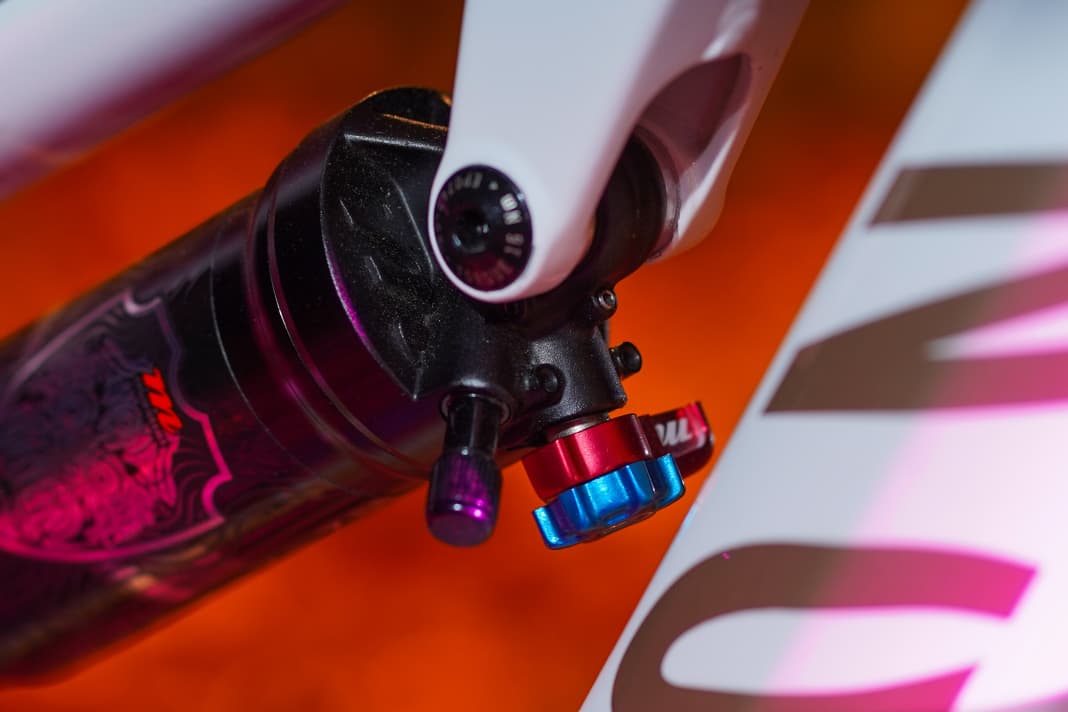 Open mode on technical trails, closed platform mode on uphill sections: the red lever makes it child's play to adjust the suspension to the respective riding situation.