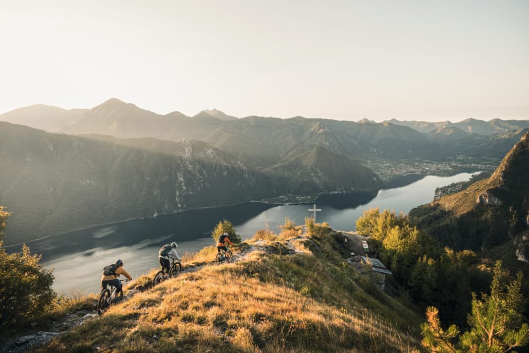 Lake Idro is somewhere on the back of the Tremalzo. Isn't there the 136 hairpin bend trail? Yes, exactly. But Lake Garda's "little brother" has so much more to offer.