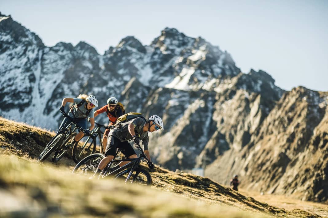 Hardtails sind der perfekte Köder, um Einsteiger in die spannende Welt des Mountainbikens zu locken. Sie sind günstiger und robuster als Fullys. Doch die aktuelle Preisentwicklung und neue Vielfalt sorgen schnell für Orientierungslosigkeit. Unser Test zeigt, mit welchem Bike Sie glücklich werden, ohne dabei in die Falle zu tappen.