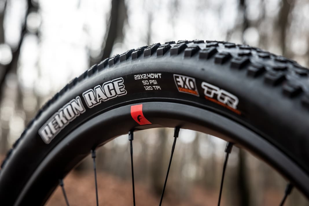 The 25 millimetre wide rim is best suited to tyres with a width of 2.2 to 2.4 inches.