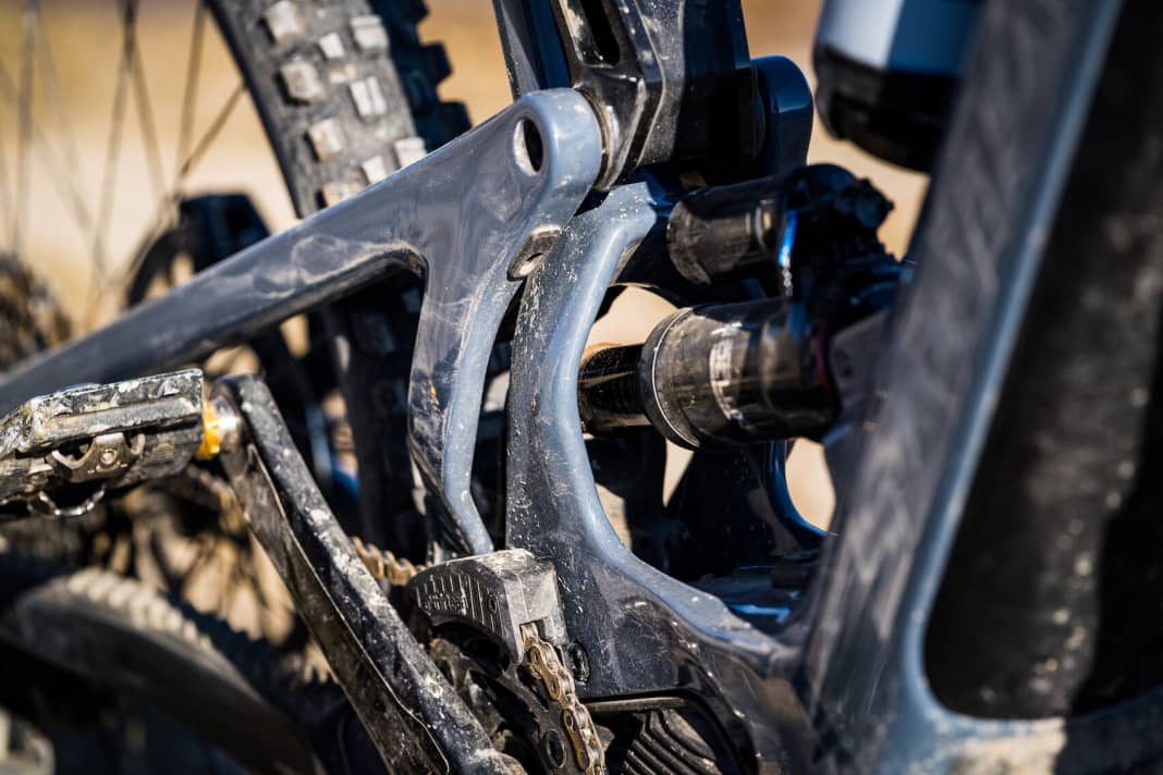 The shock channel in the new Santa Cruz Heckler is significantly wider. This means that thicker shocks such as a Fox X2 or coil spring models should also fit.