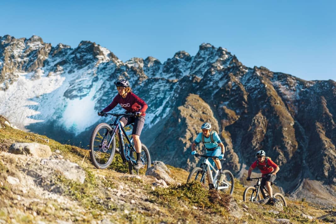 Ja, es ist tatsächlich so: Wer sich für einen sportlichen Alleskönner interessiert, kommt an diesem Testfeld nicht vorbei. Preis, Einsatzbereich und Marktrelevanz treffen genau ins Schwarze und machen diese Trailbikes zum Pflichtbegleiter für jeden Biker.