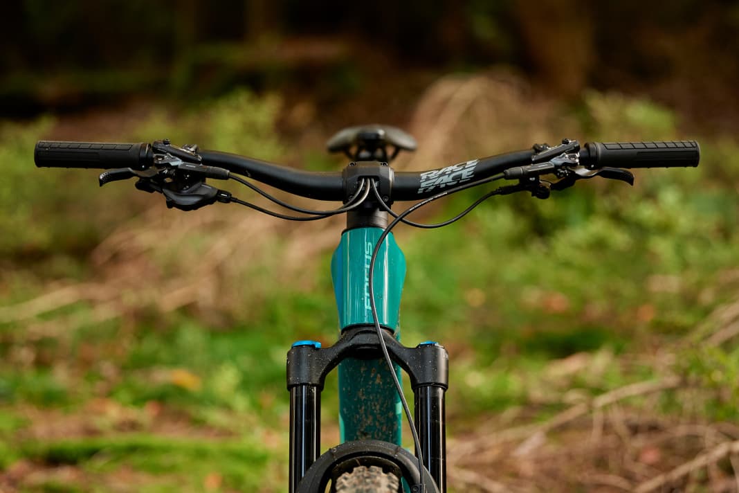 Thanks to the harmonious cockpit, you quickly feel at home on the Focus. The handlebar width is a well-balanced 780 millimetres.