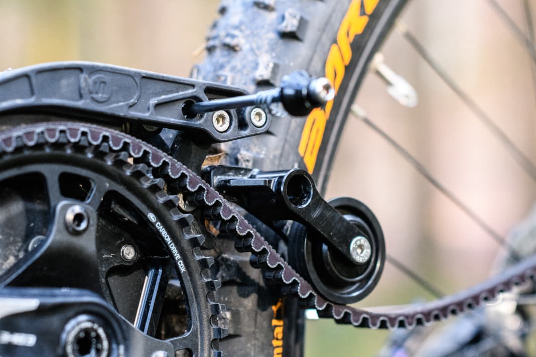 Mit der Hinterachse lässt sich der Riemenspanner in einer entspannten Position arretieren.