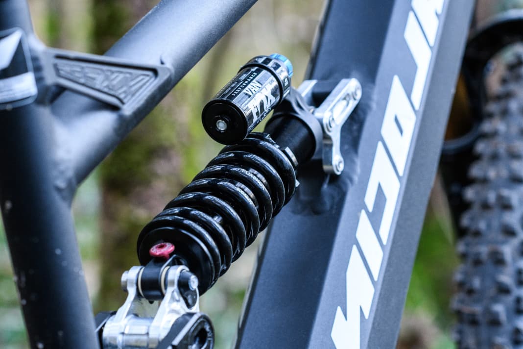 Der Stahlfederdämpfer von Fox verwaltet 160 Millimeter Hub im Heck.