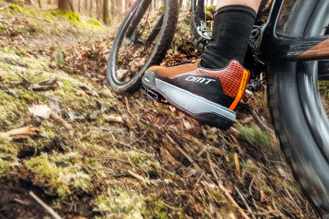 Touring shoes have to combine the best of both worlds. Grippy and comfortable like hiking boots, but at the same time stiff and powerful like racing shoes - criteria that are almost mutually exclusive. Our test shows which model manages the balancing act.