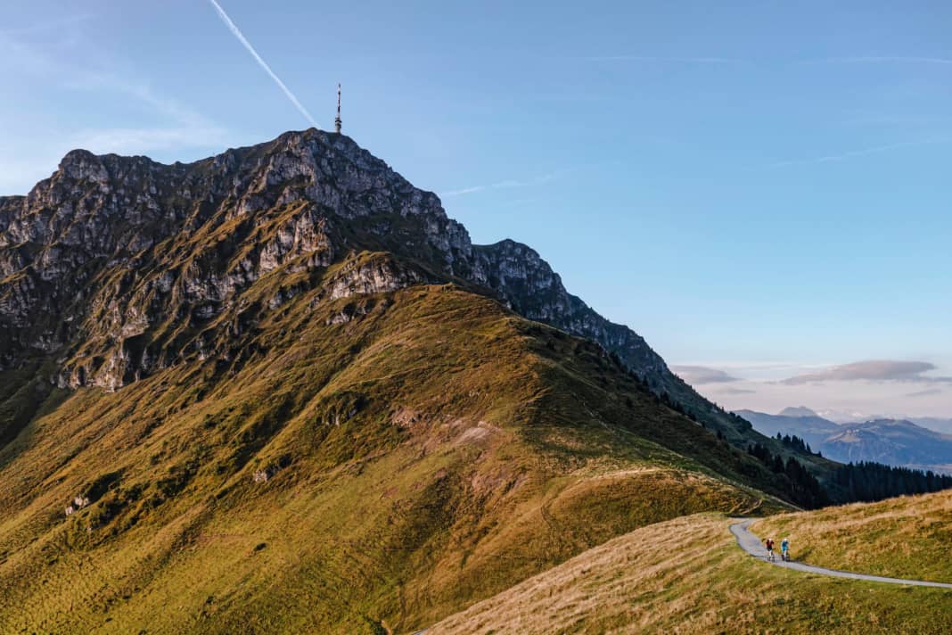Landmark and signpost: the 102 metre high transmission mast on the Kitzbüheler Horn peaks into the early morning sky. Locals Kurt Exenberger and Fabian Schweinberger on tour to Harschbichl.