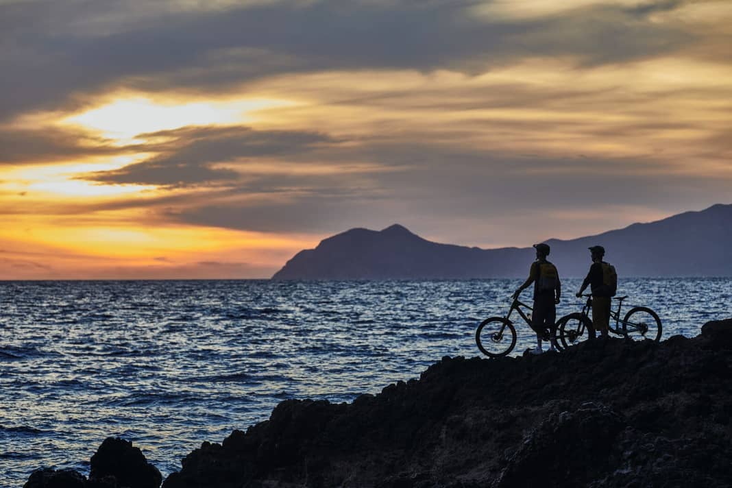 Die griechische Inselwelt ist normalerweise ein Tummelplatz für Segler. Doch als Autor Jan Sallawitz und sein Team letzten Mai zu ihrem Bike&Boat-Trip aufbrachen, hatten sie die Ägäis für sich allein. Dazu trafen sie auf die blühendeTrail-Kultur von Kos, Nisyros, Leros und Patmos.