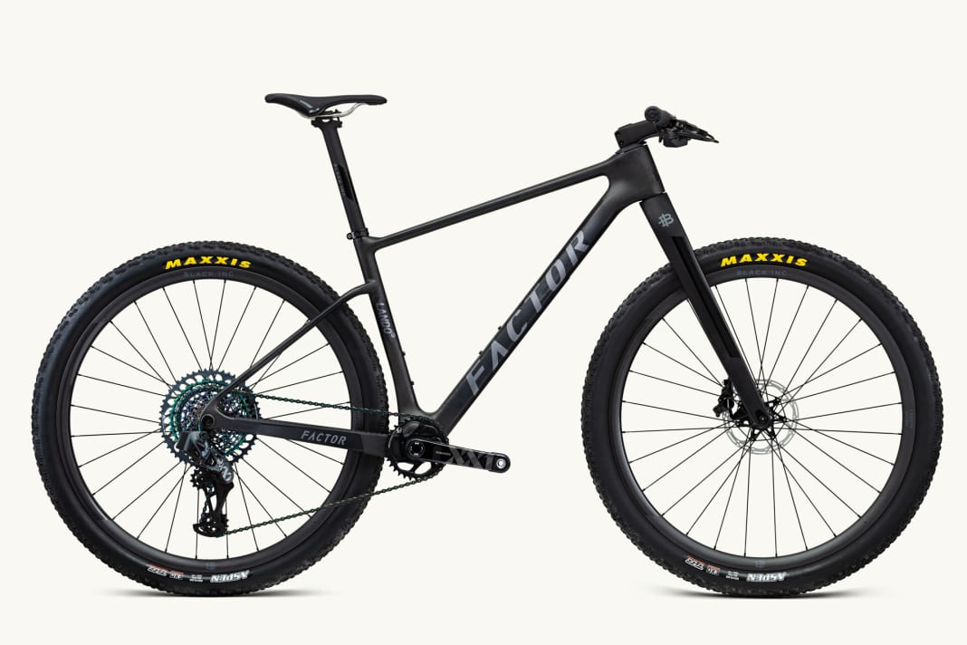 Das Factor Lando HT gibt's auch in Schwarz. Das Bild zeigt die Modell-Variante mit Black-Inc-Starrgabel. Das Lando HT ist in dieser Farbe aber auch mit DT-Swiss-Federgabel erhältlich.