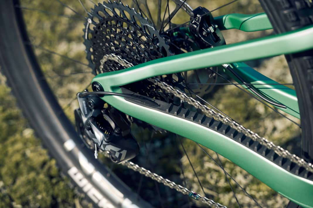 Protectors made of particularly soft material and noise-damping slats absorb chain slaps on the seat and chainstays.