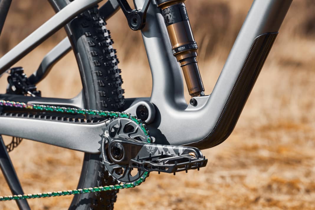 The threaded BSA bottom bracket is easy to maintain as no press-fit tool is required. The ISCG-05 adapter plate enables the installation of chain guides and bash guards.
